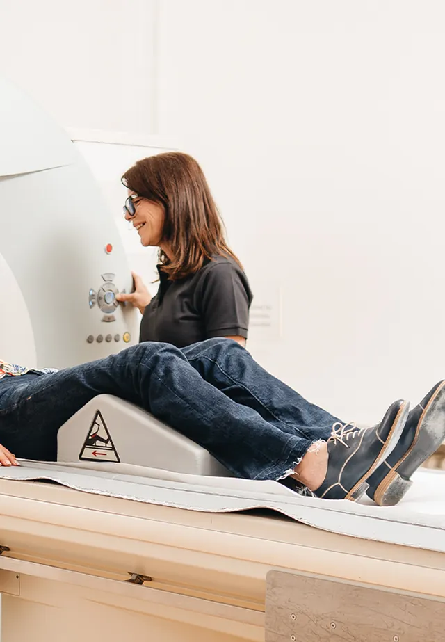 Eine MTR bereitet eine Patientin am CT auf die Untersuchung vor